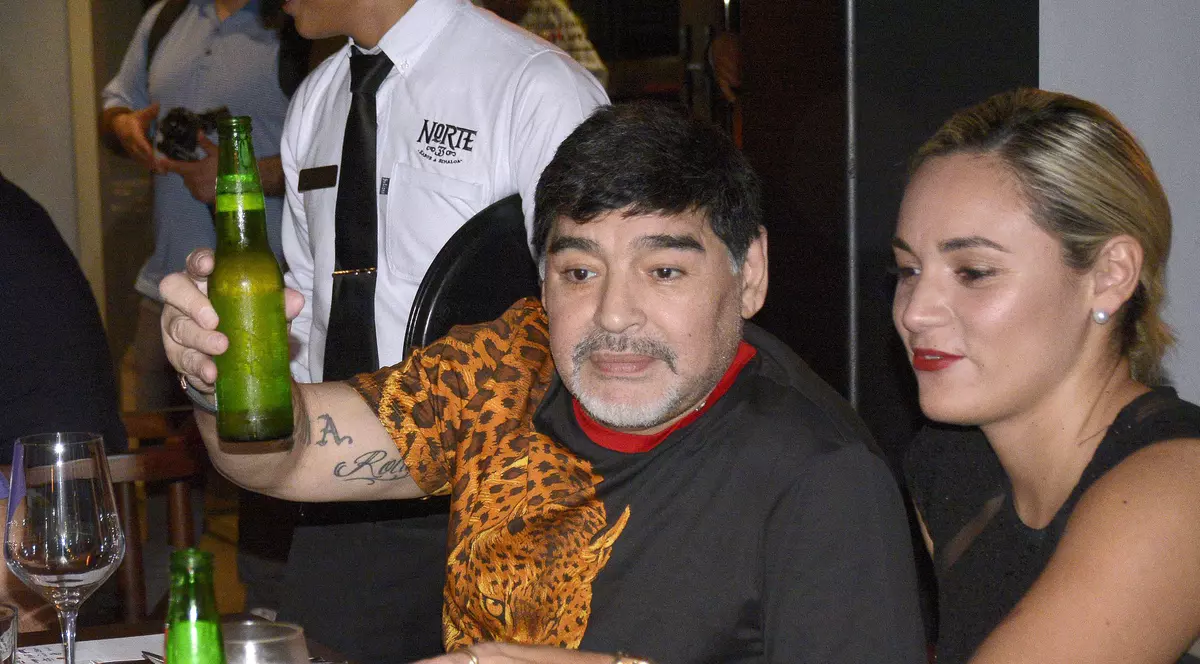 Maradona și Rocio Oliva, actuala lui iubită, la o petrecere din noiembrie 2018 FOTO: EPA