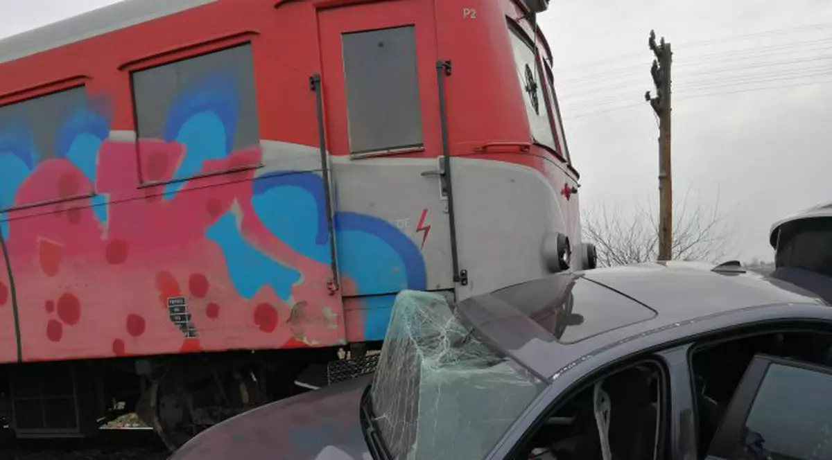 Mașină lovită de tren în Olt