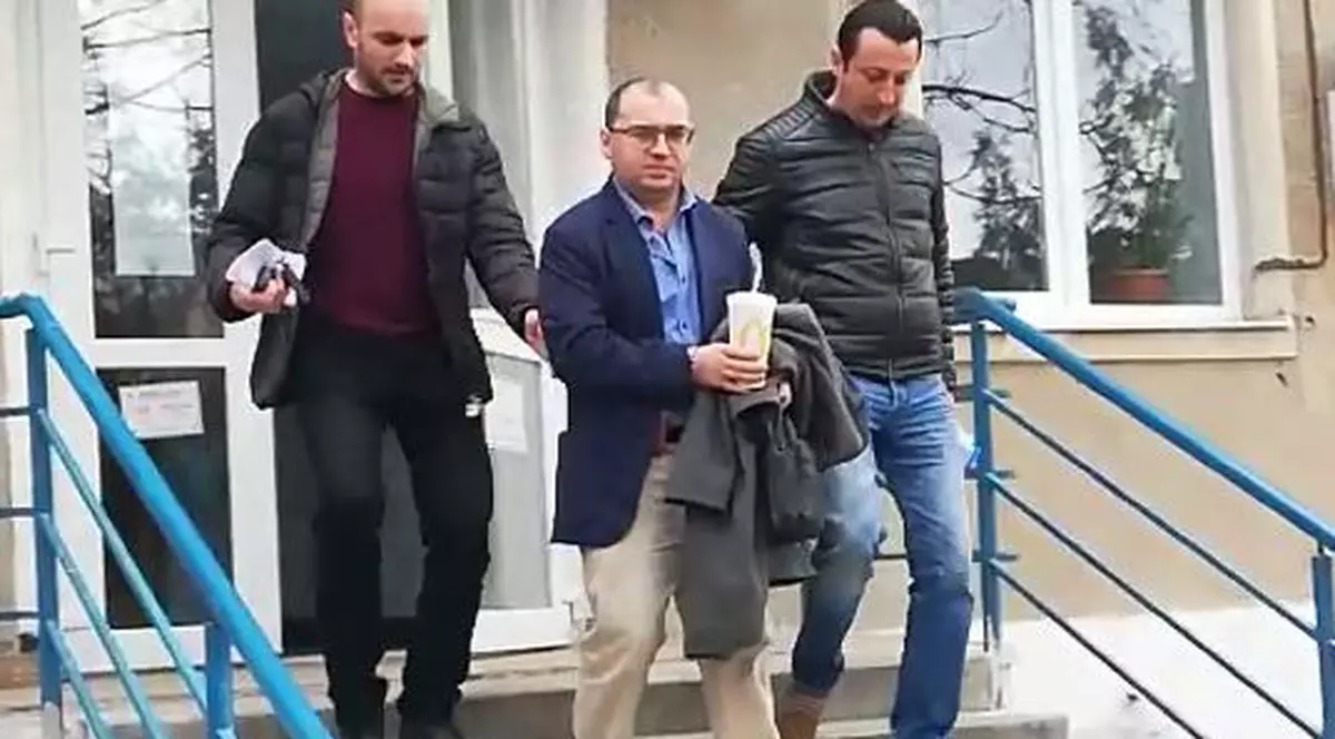 VIDEO | Bărbatul din Capitală care practica fără drept profesia de medic, reținut din nou de polițiști. Alte cinci persoane l-au reclamat pe falsul ortoped