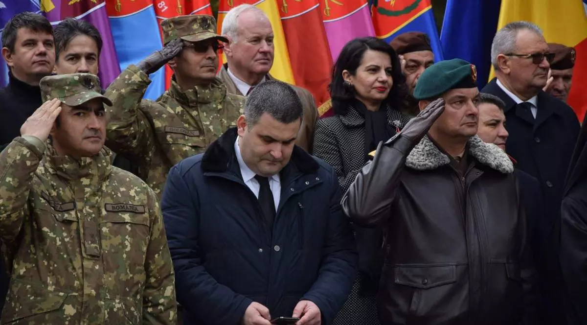 Ministrul Apărării, Gabriel Leş, și-a verificat telefonul în timp ce militarii întorşi din Afganistan îi dădeau onorul