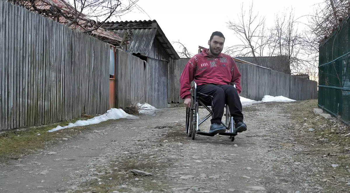 Nicky, băiatul în scaun cu rotile, student la Drept: „Cred că se mai poate face dreptate în țara asta”