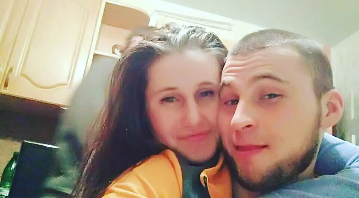 O tânără din Rusia și-a ucis iubitul cu o țepușă pentru frigărui