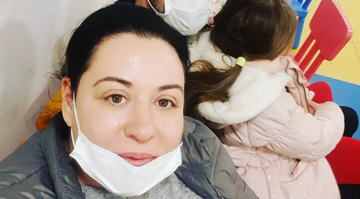 Oana Roman și Marius Elisei au ajuns din nou cu fetița la spital. „Sperăm ca totul să fie bine”