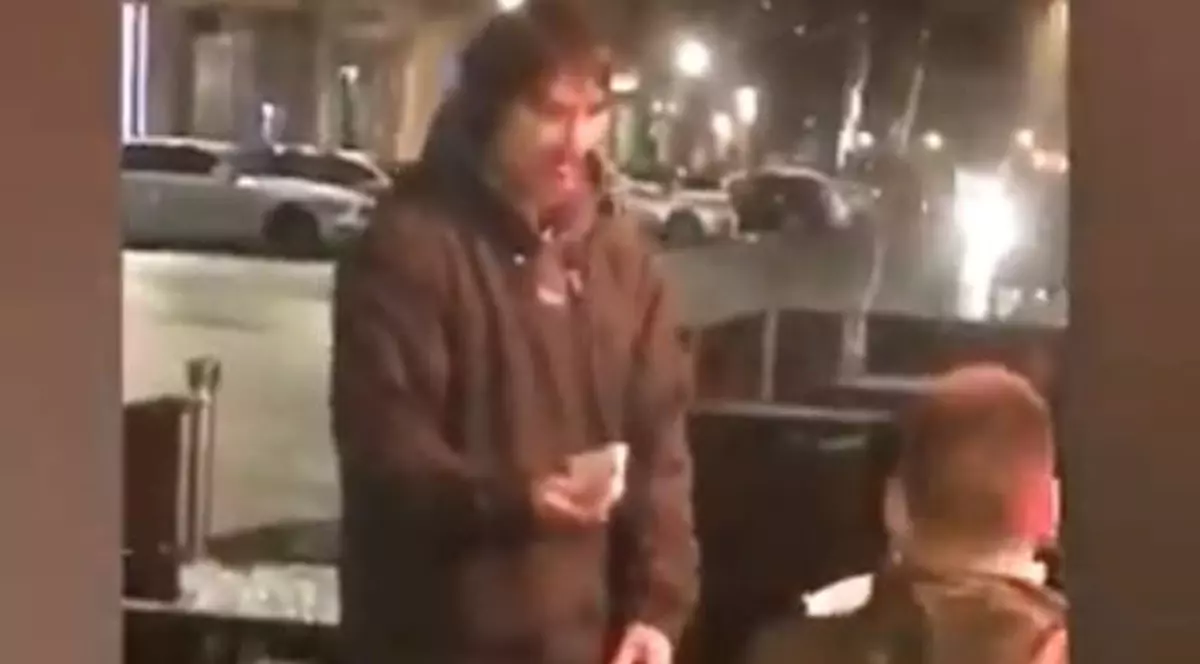 Ce a făcut un om al străzii după ce a cerut bani și a primit cardul cu tot cu PIN