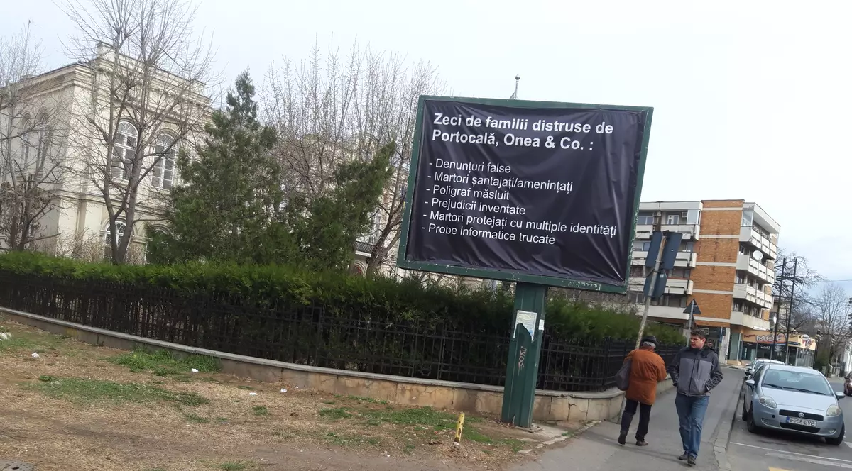 În Ploiești a apărut un panou împotriva procurorilor Onea și Portocală, după modelul filmului „Three Billboards Outside Ebbing, Missouri”!