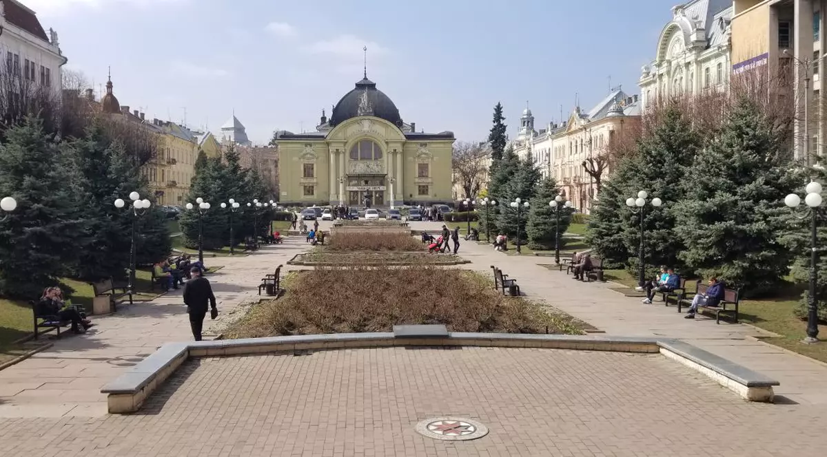 CORESPONDENȚĂ DIN UCRAINA | Babușka la pătrat plus Eminescu. Cum arată Cernăuțiul anului 2019, centrul regiunii în care peste 100.000 de etnici români își votează mâine președintele