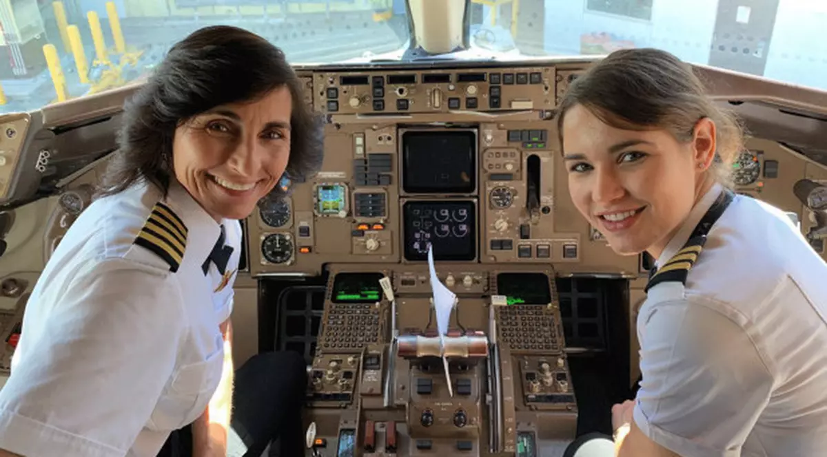 Surpriza pe care au avut-o pasagerii unui avion în timpul zborului. Cine pilota aeronava