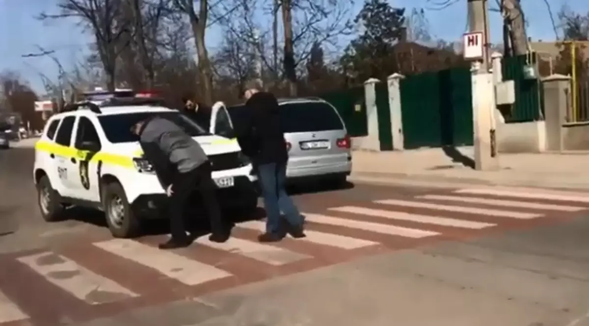 O mașină de poliție a lovit un bărbat pe trecerea de pietoni