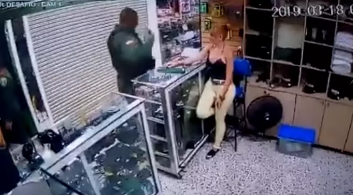 Un polițist s-a sinucis în fața iubitei sale! A mers la magazinul unde lucrează femeia și și-a tras un glonț în cap