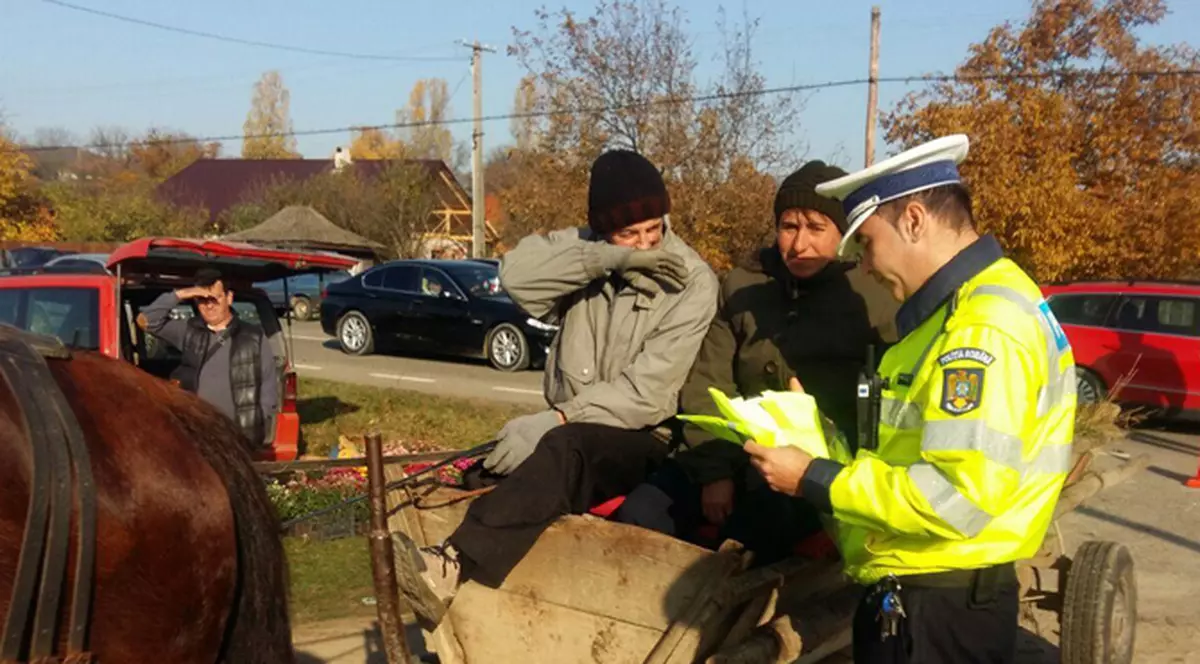 Polițiștii din Vaslui le cer primarilor să cumpere veste reflectorizante pentru căruțași