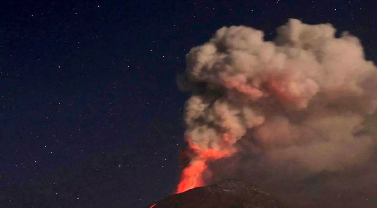 Vulcanul Popocatepetl din Mexic a început să erupă