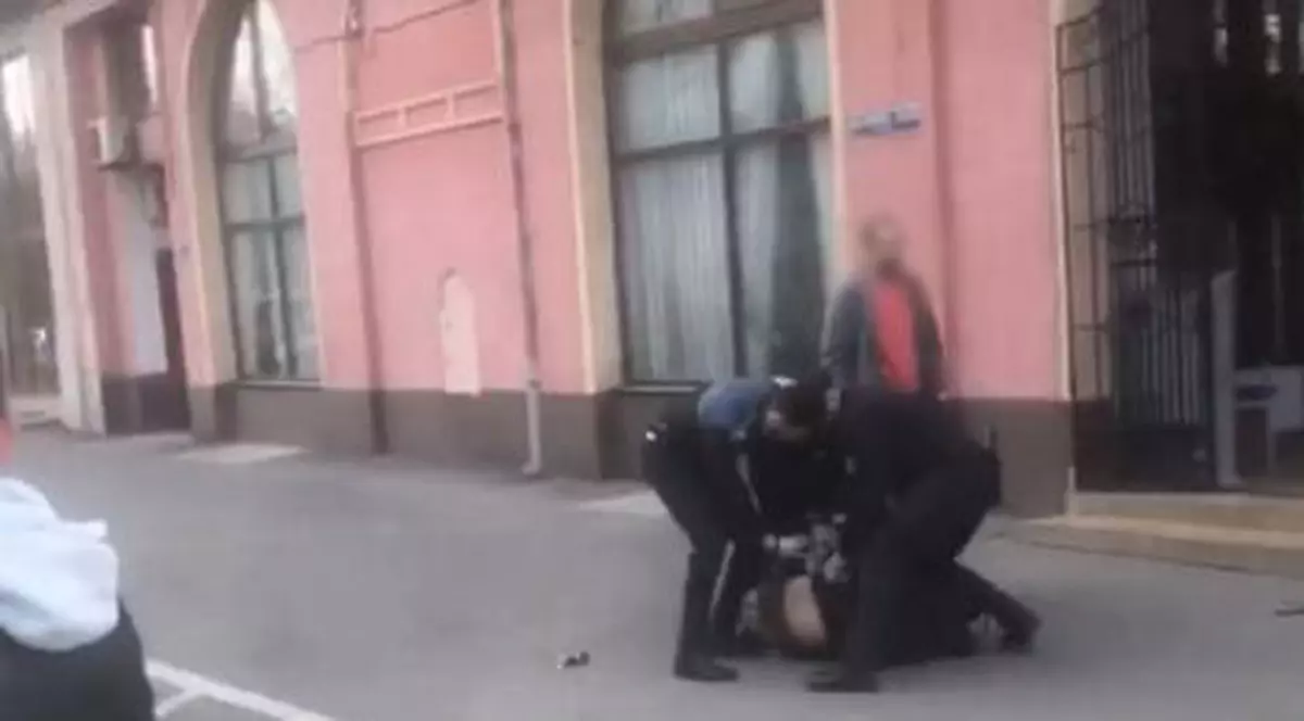 Un agent şef de la Penitenciarul Oradea a fost atacat cu spray lacrimogen de un fost deţinut în plină stradă!