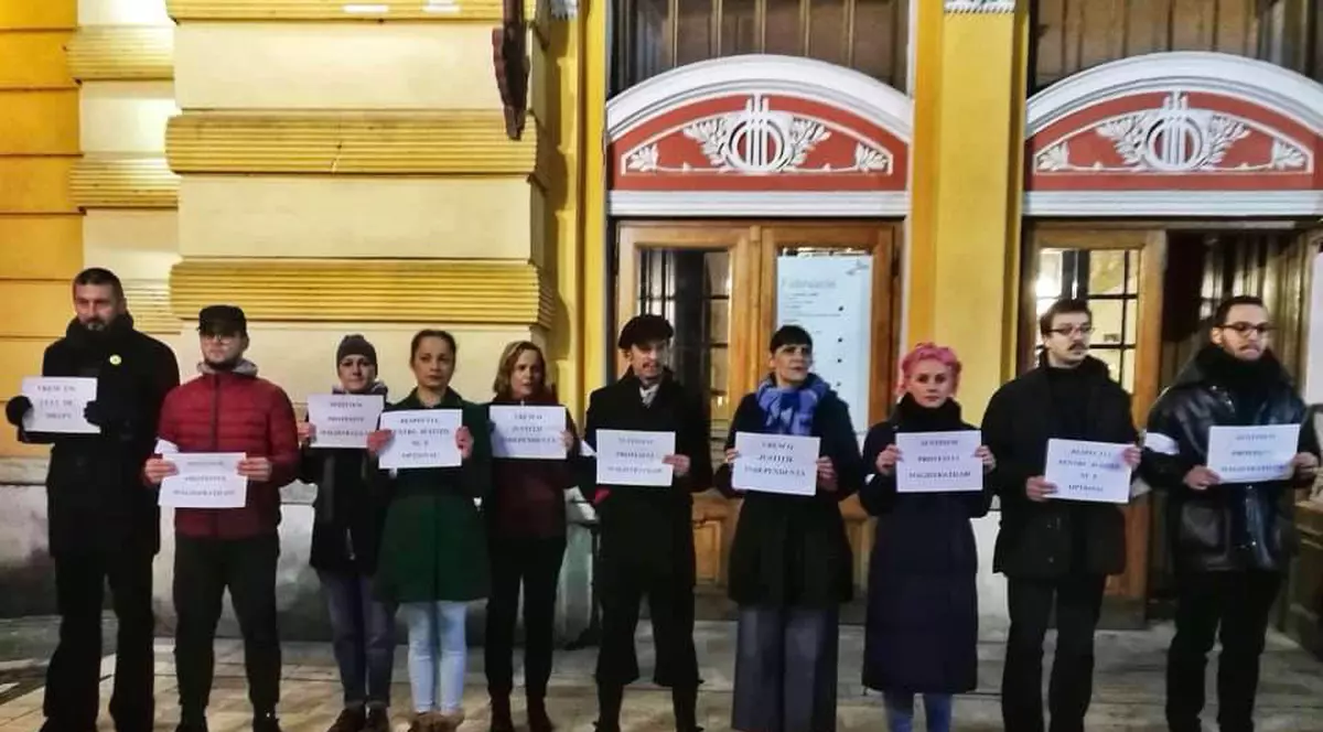 Actorii Teatrului Național din Cluj s-au solidarizat cu magistrații și au protestat înainte de spectacol. „Respectul pentru Justiție nu e opțional”