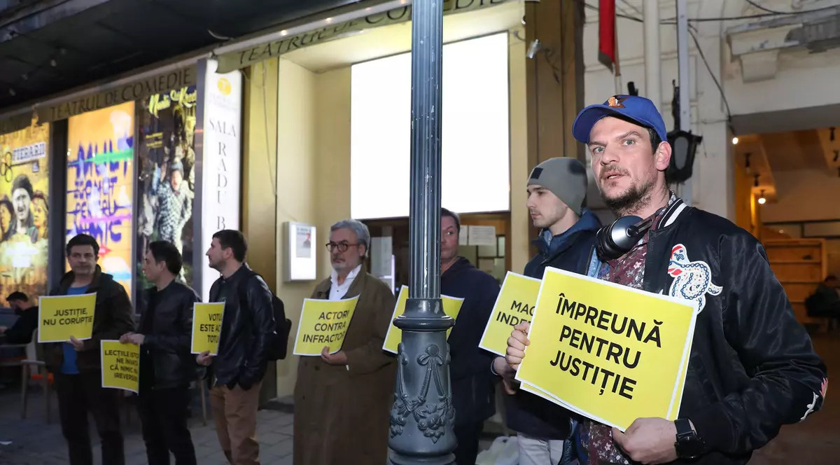 Protestul de vineri seară, din fața Teatrului de Comedie din București