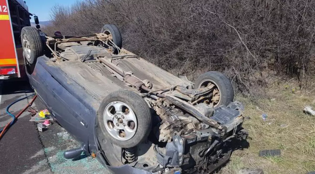 O tânără s-a răsturnat cu mașina în care avea și copiii. Micuții au fost accidentați