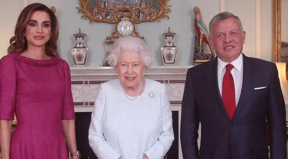 Detaliu surprins în fotografiile cu Regina Elisabeta a II-a care i-a îngrijorat pe fanii regali