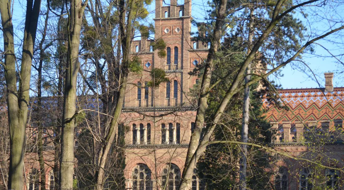 CORESPONDENȚĂ DIN UCRAINA | Libertatea a pătruns în clădirile din patrimoniul UNESCO de la Cernăuți, a asistat la cursuri de teologie LIVE și a vorbit cu ucrainenii: „Vin să se roage doar la restanțe"