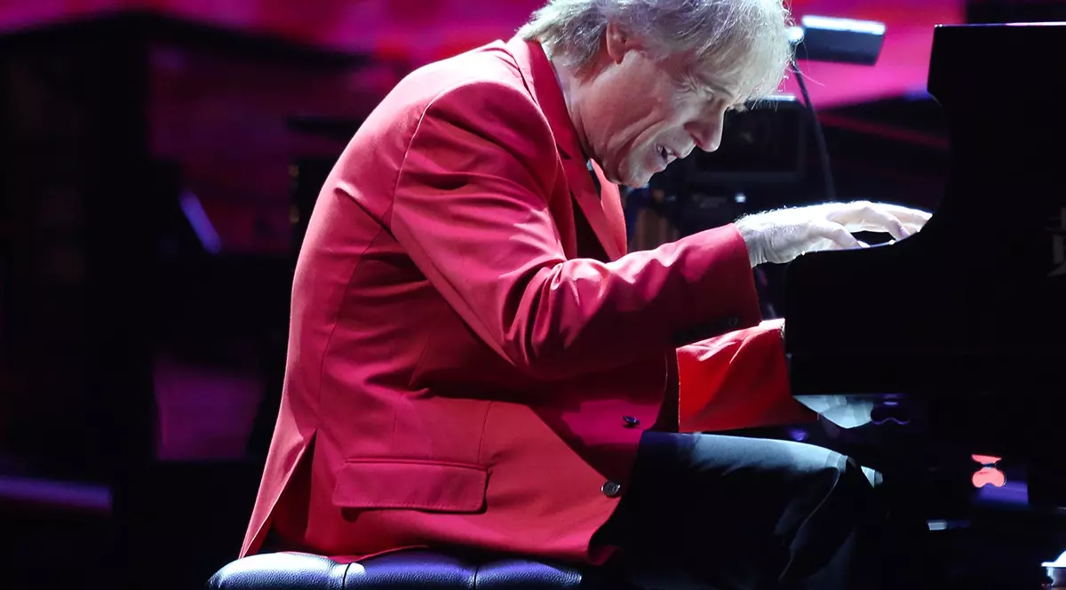 Pianistul Richard Clayderman pleacă în turneu acompaniat de pantonima lui Dan Puric