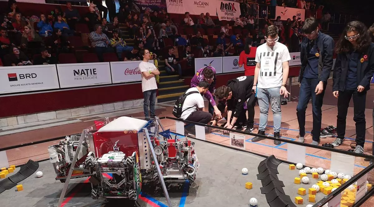 Campionatul de robotică pe licee se desfășoară la sala Polivalentă din Capitală. Imagini din filmele SF