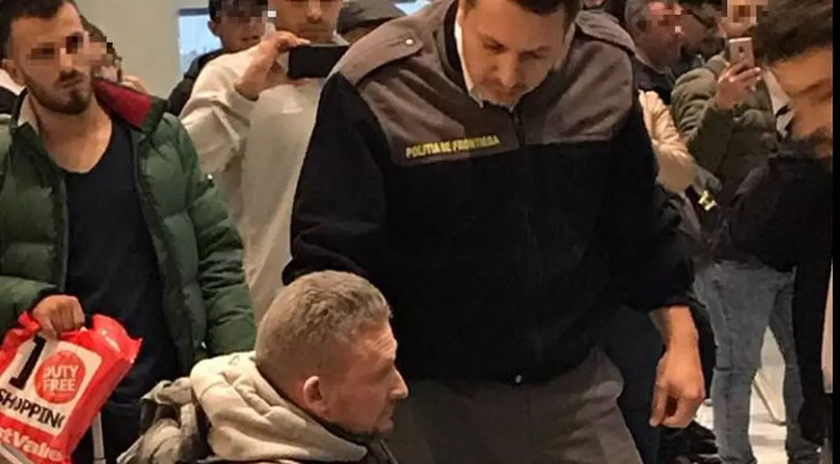 Incident pe Aeroportul Otopeni. Un bărbat a făcut scandal la o poartă de îmbarcare și a spart o vitrină (VIDEO)