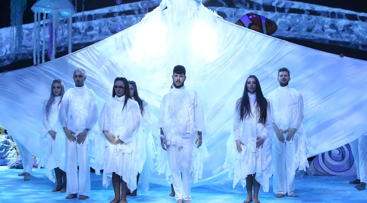 S-a transformat în Lady Gaga și a cântat în hamuri, deasupra scenei, deși îi e frică de înălțime | FOTO