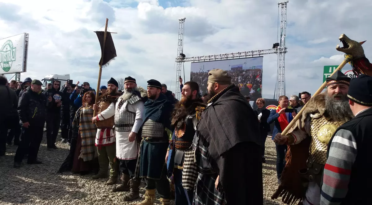 Mii de oameni, la inaugurarea singurului metru de autostradă din Moldova. Unii participanți sunt îmbrăcați în costume de daci