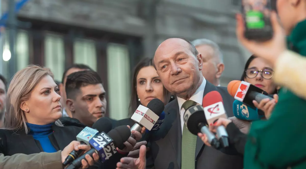 PMP a depus lista de candidaţi pentru alegerile europarlamentare la BEC. Traian Băsescu: "Campania e o bătălie cu Dragnea"