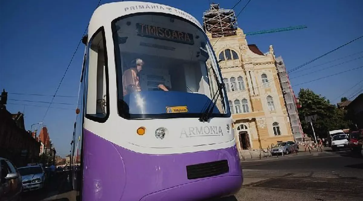 Un tânăr de 16 ani a vandalizat un tramvai la Timișoara