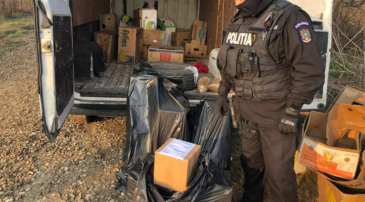 Mini fabrică clandestină de tutun, descoperită de polițiști în Pitești. Trei persoane reținute pentru 380.000 de lei prejudiciu