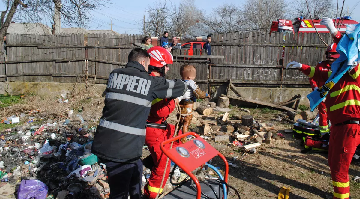 Un băiețel a căzut într-o fostă septică în Călărași