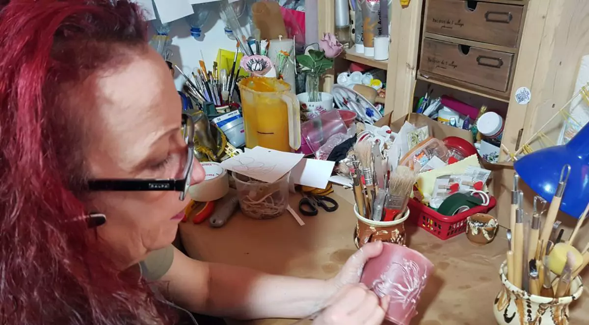 Badantă în Italia, artistă în România. Elena Mihăilă sculptează în ceară faraoni, motociclete, pălării sau flori: "Dacă greșești, topești totul și o iei de la capăt"