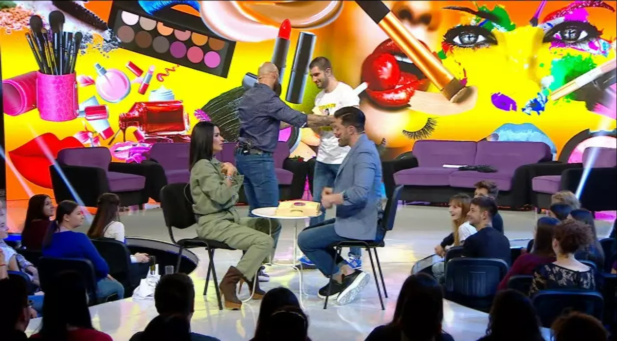 Victor Slav, pe mâinile Oanei Zăvoranu. Cum l-a fardat vedeta pe prezentator | FOTO