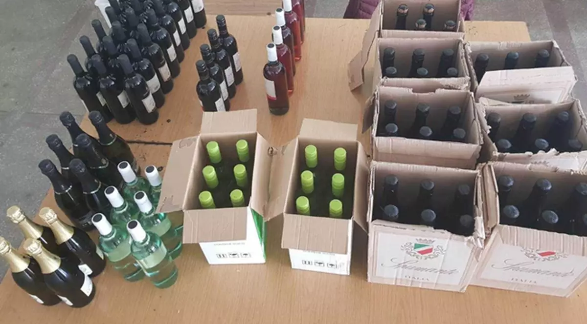 Vin de contrabandă, confiscat de jandarmi la Timișoara. Sticlele erau sigilate dar nu aveau marcaje