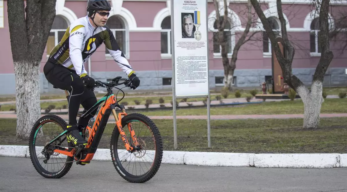 Vitaly Klitschko a venit pe bicicletă pentru a vota la alegerile prezidențiale din Ucraina