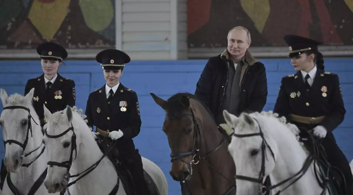 Vladimir Putin a defilat călare împreună cu polițistele din Moscova