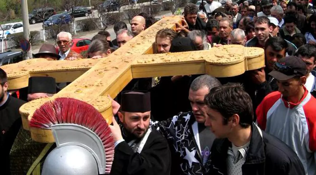 Peste 1.000 de participanţi la procesiunea religioasă „Drumul Crucii", la Hunedoara