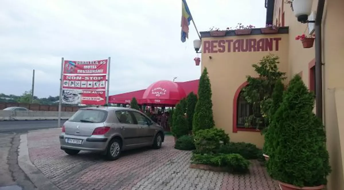 Un ospătar a fost înjunghiat noaptea trecută într-un restaurant!