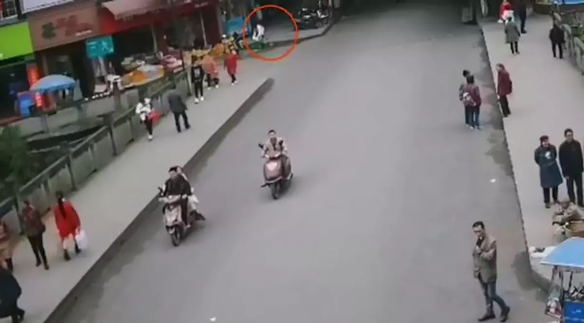 O mamă și-a aruncat copilul la un coș de gunoi de pe stradă! Micuțul i-a fost lăsat în continuare în grijă