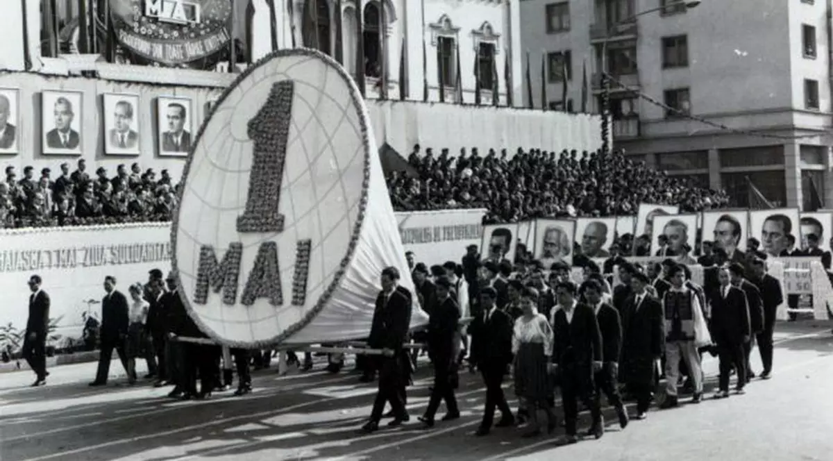 FOTO / România socialistă sărbătorea cu fast Ziua Muncii. „Închinam ode conducătorului iubit și mâncam crenvurști la colțul străzii”