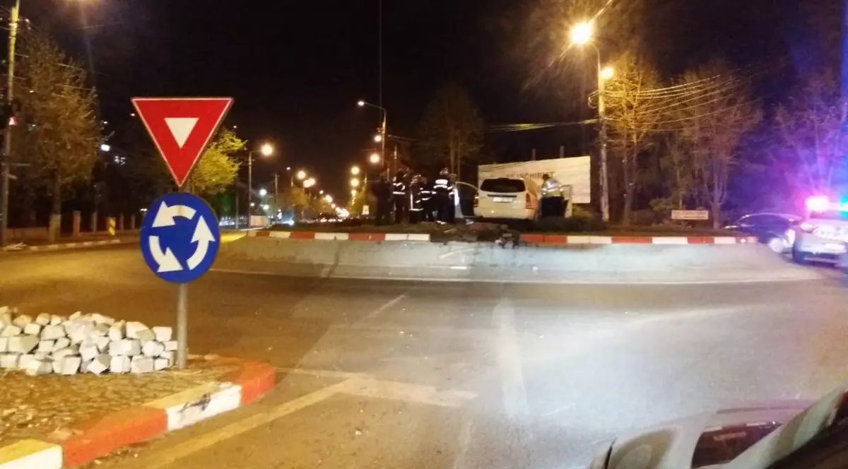 Un șofer beat s-a "urcat" cu mașina pe un sens giratoriu la Ploiești