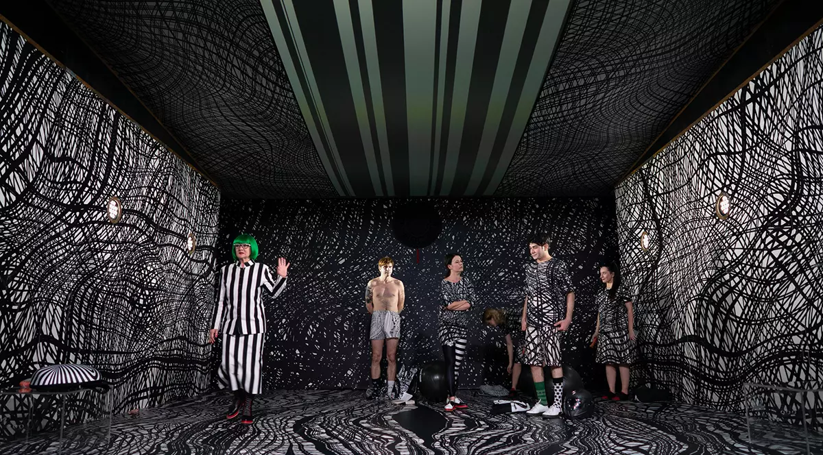 Recomandările culturale ale săptămânii. Un spectacol despre fanatismul religios lângă o carte despre arta subtilă a nepăsării