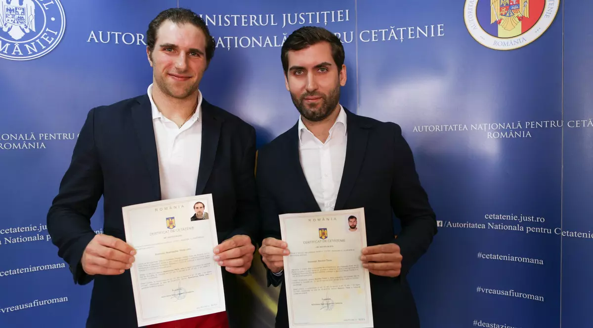 Hocheiștii Phil Bushbacher și Timur Rasulov au depus ieri jurământul și au devenit cetățeni români Un american + un rus = love!