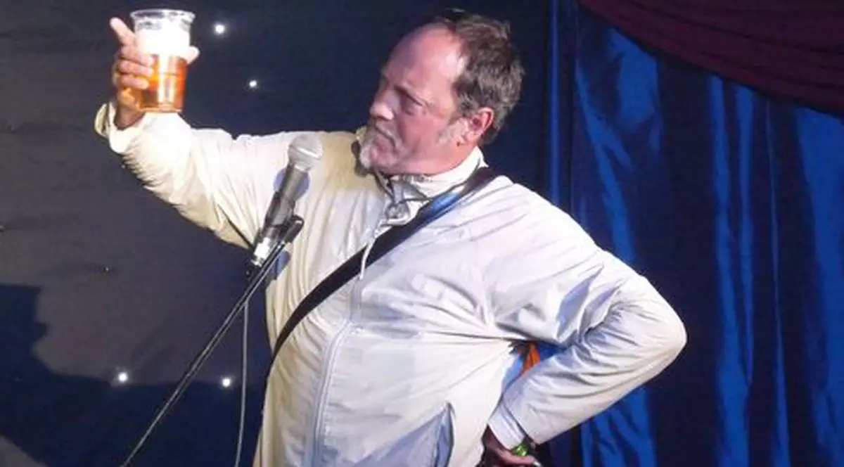 Un comediant a murit pe scenă, în timpul spectacolului pe care îl susținea. Publicul a crezut că totul face parte din show!