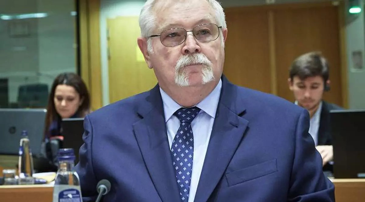 Scandal la moţiunea simplă pe Energie. PNL îi arată ministrului Anton Anton facturi de curent şi gaze, PSD îi acuză pe liberali că au închis minele din Valea Jiului
