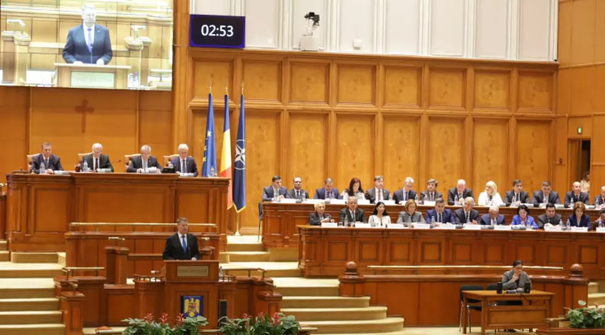 Proiectul PNL de revizuire a Constituției îi ia dreptul președintelui de a grația condamnații pentru corupție