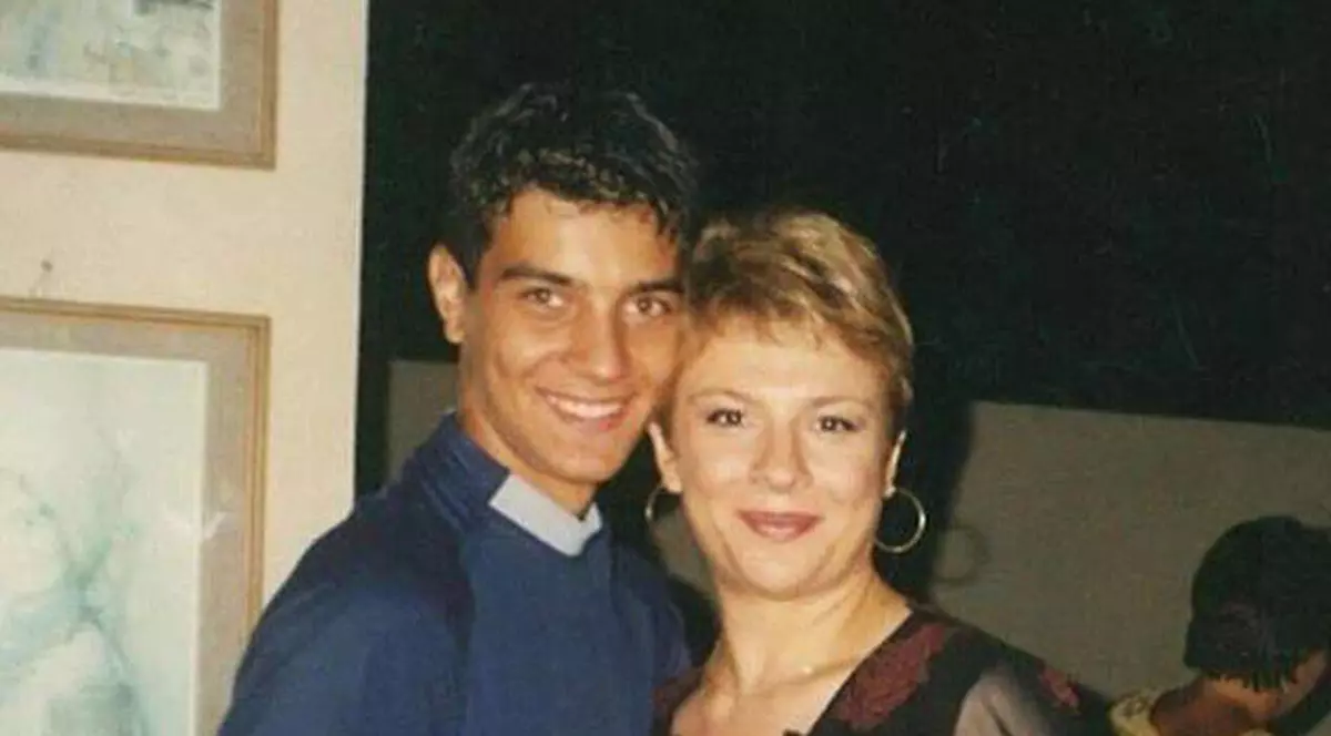 Nu-ți imaginezi cine este bărbatul care apare lângă Teo Trandafir. Acum îl vezi zilnic la TV