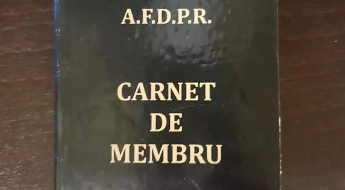 PSD a prezentat carnetul de fost deţinut politic al lui Ioan Muntean, cel care a venit vineri la consultările de la Palatul Cotroceni