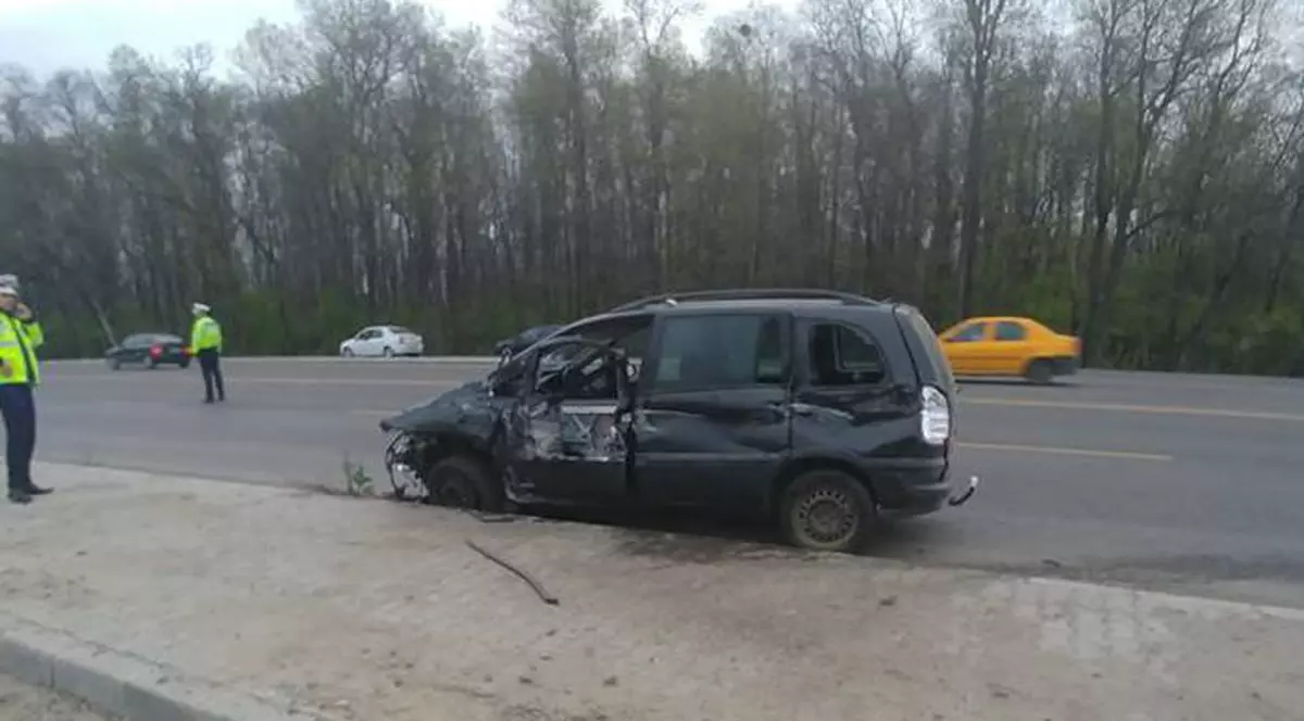 Accident grav lângă Jilava, soldat cu un mort și șase răniți grav. O mașină cu muncitori a intrat într-un TIR