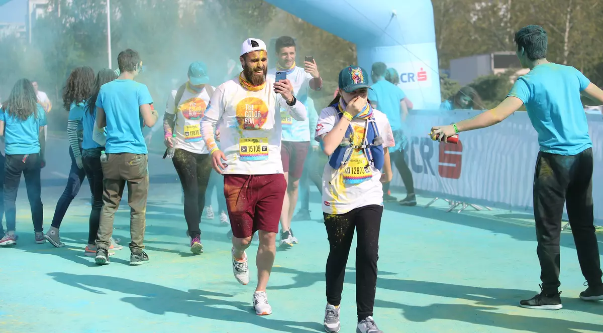 Vasile Maftei și Daniel Niculae, la Color Run. Și-au făcut poze cu telefonul, vopsiți din cap până-n picioare