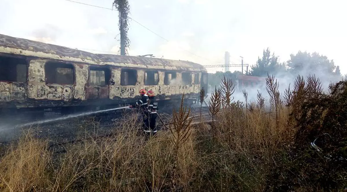 Trei vagoane dezafectate au luat foc în Gara din Caransebeş